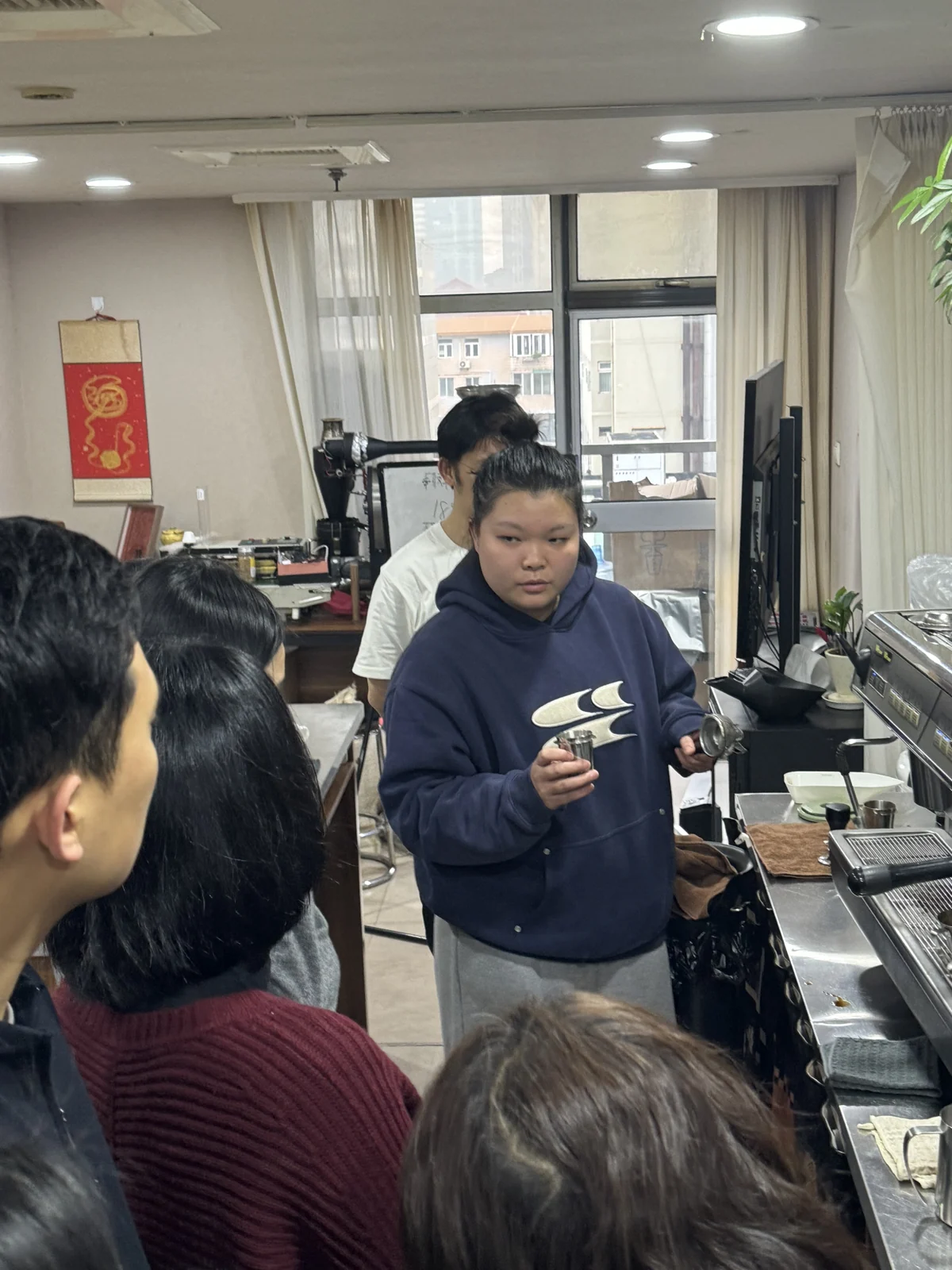北雨田咖啡课堂,参与者围在咖啡机旁听取操作讲解